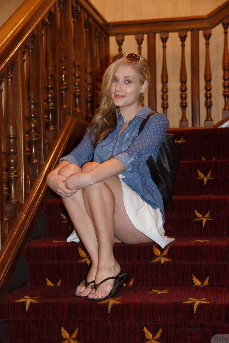 Hot Blonde Ember Volland Flashing In A Hotel-01